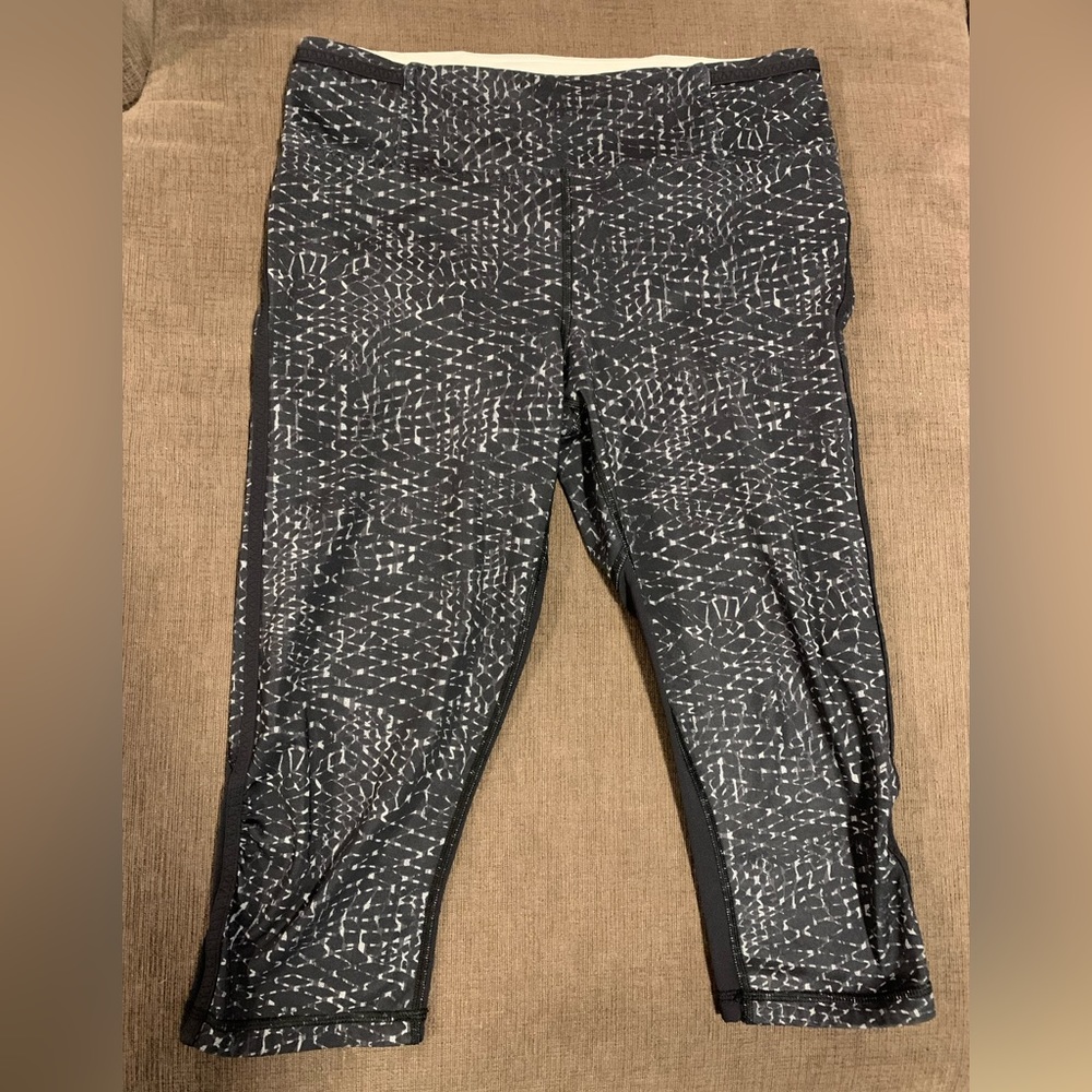 Lululemon active crop pant size 8 black and white